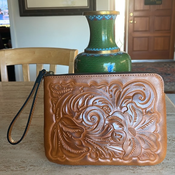 🌹New PATRICIA NASH Embossed Wristlet! - Picture 1 of 7
